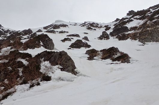 下から見上げる吊尾根北面ルンゼ。中央に見える雪庇のスキーヤーズ左からドロップした。前穂高岳 吊尾根北面ルンゼ スキー滑降