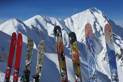 奥大日岳と今回のメンバーの滑走道具。 奥大日岳 東面 バックカントリー スキー滑降 山スキー 立山