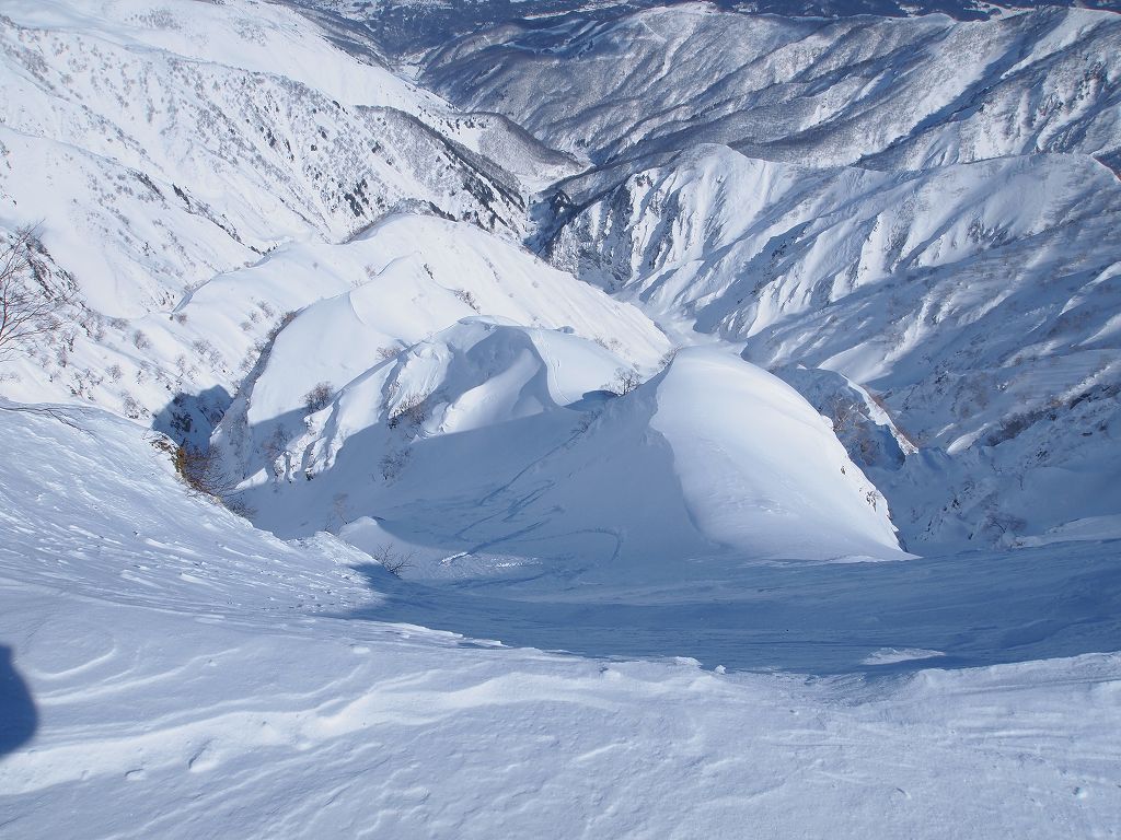 白岳沢のドロップ地点。中央に見える尾根の左側を滑降した。先行パーティは右側を滑降していた。白岳 白岳沢 スキー滑降 バックカントリー