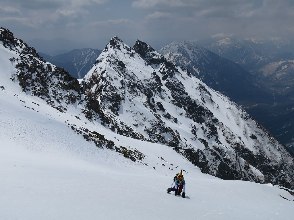 ダイレクトルンゼを登行。背景は明神岳。 前穂高岳 前穂高沢 バックカントリー スキー滑降