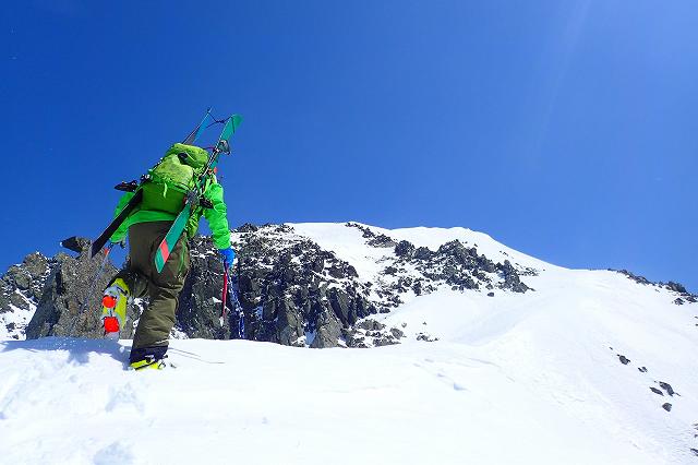 岩稜帯を抜けて剱岳の稜線が見えてくる。剱岳 大脱走ルンゼ スキー滑降 山スキー