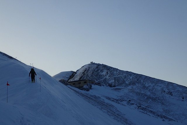 剣御前小屋に向けて雷鳥沢を登行。登行中に夜が明けた。大脱走ルンゼ スキー滑降 山スキー