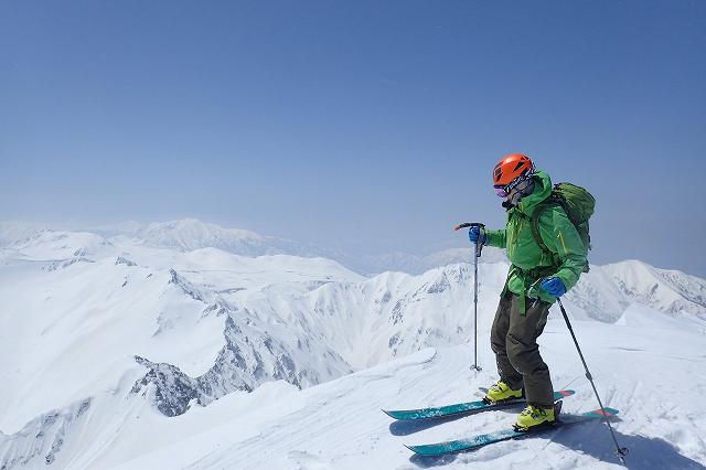 剱岳山頂から大脱走ルンゼにドロップ。剱岳 大脱走ルンゼ スキー滑降 山スキー