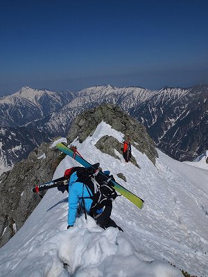 富士ノ折立の山頂からドロップポイントまで数m下る。写真右側が富士ノ折立南東ルンゼ。立山 富士ノ折立 南東ルンゼ スキー滑降 山スキー