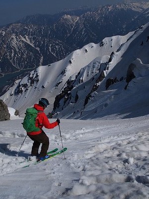 富士ノ折立の山頂からドロップ。立山 富士ノ折立 南東ルンゼ スキー滑降 山スキー