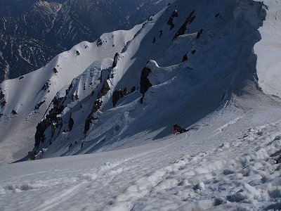 富士ノ折立の山頂からドロップ。立山 富士ノ折立 南東ルンゼ スキー滑降 山スキー