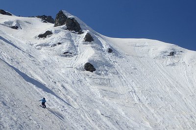 下から見上げた富士ノ折立南東ルンゼ。立山 富士ノ折立 南東ルンゼ スキー滑降 山スキー