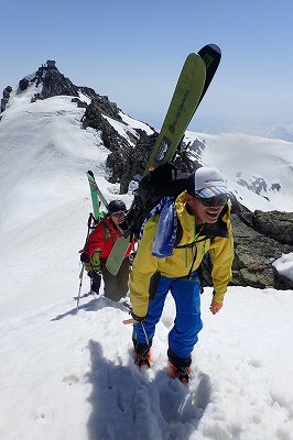 雄山から富士ノ折立に向けて稜線を歩く。立山 富士ノ折立 南東ルンゼ スキー滑降 山スキー