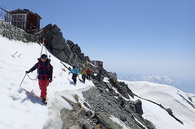 雄山の穂先を左に巻いてトラバース。立山 富士ノ折立 南東ルンゼ スキー滑降 山スキー