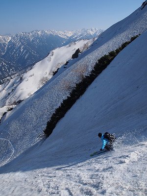 尾根を越えてタンボ平に滑り込む。立山 富士ノ折立 南東ルンゼ スキー滑降 山スキー
