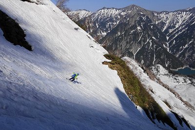 尾根を越えてタンボ平に滑り込む。立山 富士ノ折立 南東ルンゼ スキー滑降 山スキー