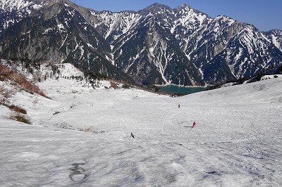 黒部湖に向けてタンボ平の緩斜面を滑降。立山 富士ノ折立 南東ルンゼ スキー滑降 山スキー