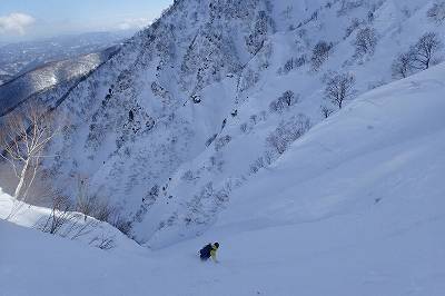 小遠見山東面を滑降 山スキー バックカントリー