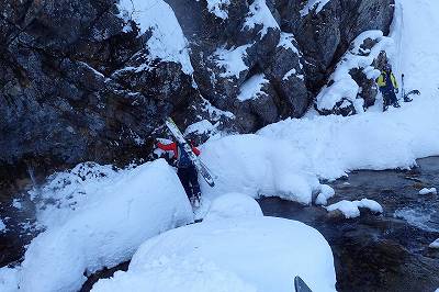 まだ雪が少なく何度も渡渉が必要 山スキー バックカントリー