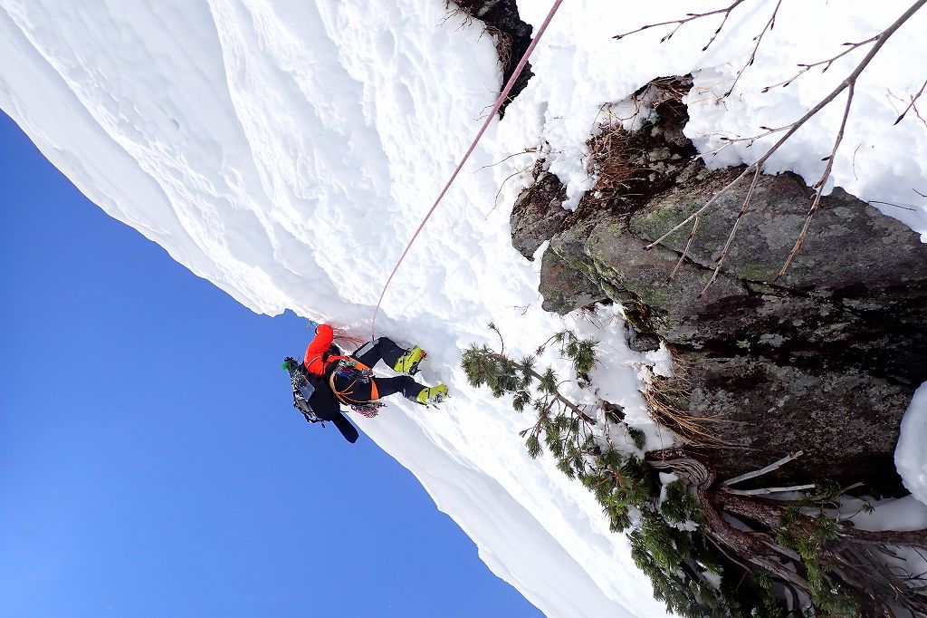 奥穂南稜3P最初の雪庇の乗っ越し。再びロープを出してグサグサ雪の垂直な雪壁を超える。