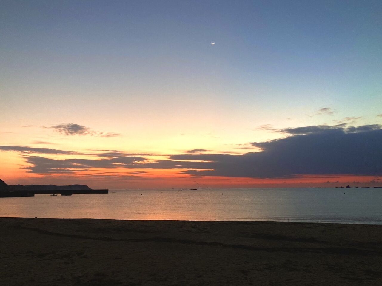 勝浦海水浴場より那智湾を望む