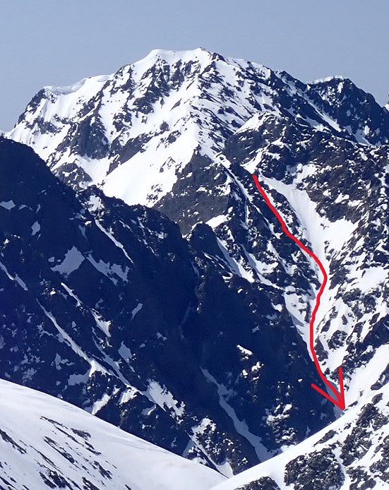 槍ヶ岳山頂から見た滝谷D沢滑降ルート。D沢が右に曲がった先も雪が繋がっているのが確認できた。バックカントリー 山スキー
