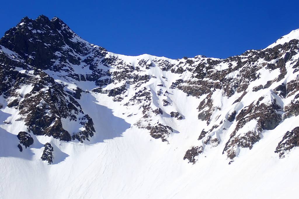 涸沢カールから見た吊尾根北面。2015年に滑降した北面ルンゼが見える。雪不足の今年でも雪は繋がっており滑降できそうだ。バックカントリー 山スキー