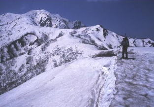 小倉山稜線上駒ヶ岳をバックの私 越後駒ヶ岳 山スキー バックカントリー