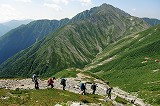 縦走する学生達 小渋川から赤石岳