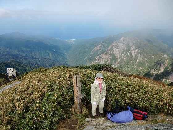 頂上から永田浜を見下ろす 屋久島 宮之浦岳 永田岳 縦走