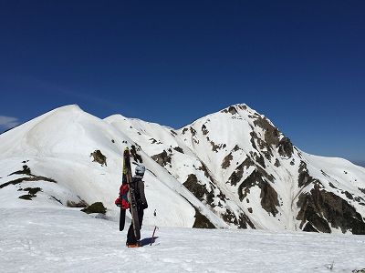 立山室堂ターミナルから室堂乗越を経由して稜線伝いに奥大日へ向けて歩く。奥大日岳 東面 カガミ谷スキー滑降