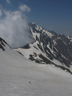 剱御前から剱沢小屋に向けて大斜面をスキー滑降 山スキー 立山 剱沢、雷鳥沢、雄山山崎カール