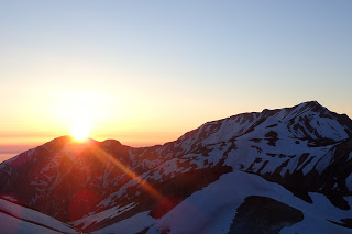 宿泊するみくりが池温泉に到着し、夕日を眺めながらくつろぐ。 山スキー 立山 剱沢、雷鳥沢、雄山山崎カール