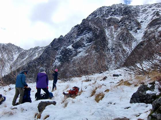 白峰三山 登山 バットレスを見上げる