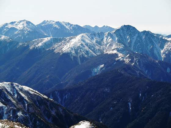 白峰三山 登山 左から　悪沢、赤石（奥）、荒川前岳、聖、兎、中盛丸山、塩見（手前）