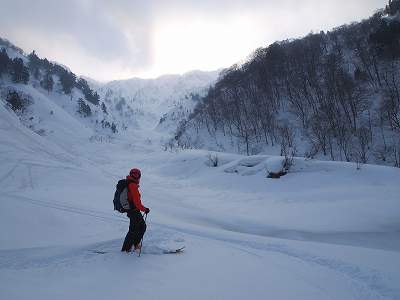 滑降した弓ヶ洞谷を振り返る 三方崩山 弓ヶ洞谷左俣 スキー滑降