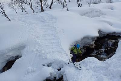 標高1000m付近のスノーブリッジで沢の右側から左側へ渡渉。三方崩山 弓ヶ洞谷左俣 スキー滑降